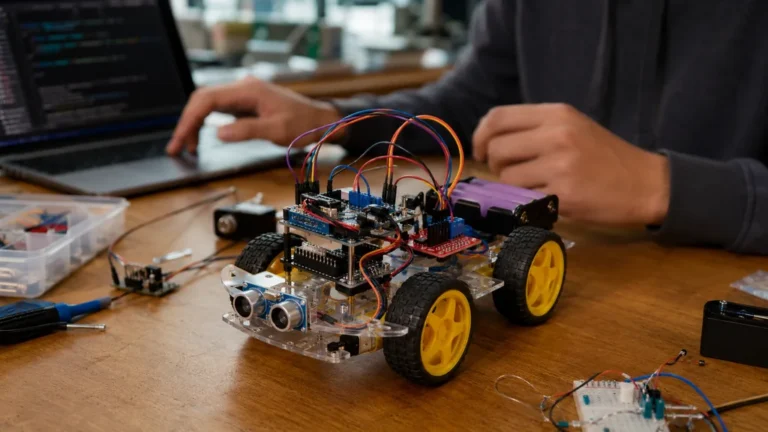 Voiture robot Arduino avec capteur ultrason et câblage électronique sur une table de travail