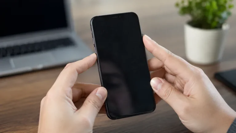 Personne tentant d’éteindre un iPhone sans tactile avec les boutons physiques de l’appareil