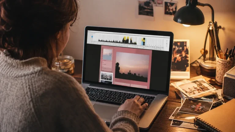 Personne consultant une archive Skyblog sur ordinateur dans un bureau chaleureux avec anciennes photos
